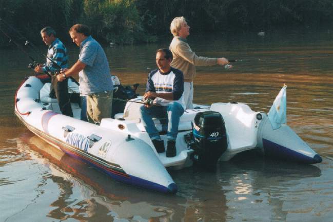 embarcacion semirrigida neumatica MOON 560 con 40 hp. Pesca homologacion CE astilleros 