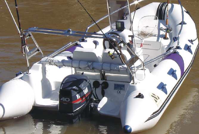 Rear gangway for access to the water, tower console with wind protection, doble case seat, foldable stainless sunshade, stainless radar arch, stainless guardrail, 