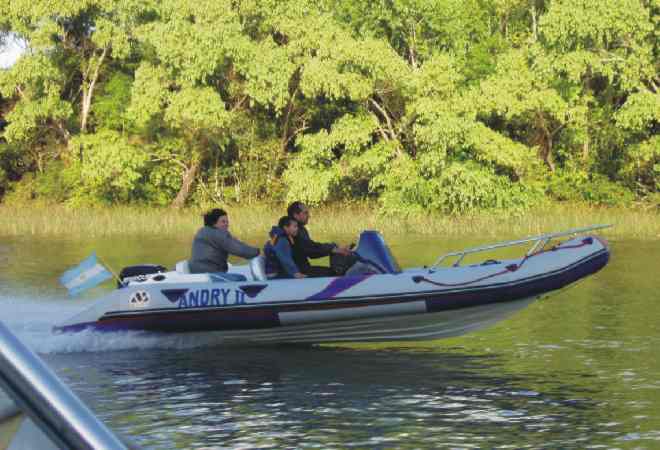 Moon 560 Sport Semi rigid inflatable boat with 40 hp motor Rhib lunamar boatyard EC homologed