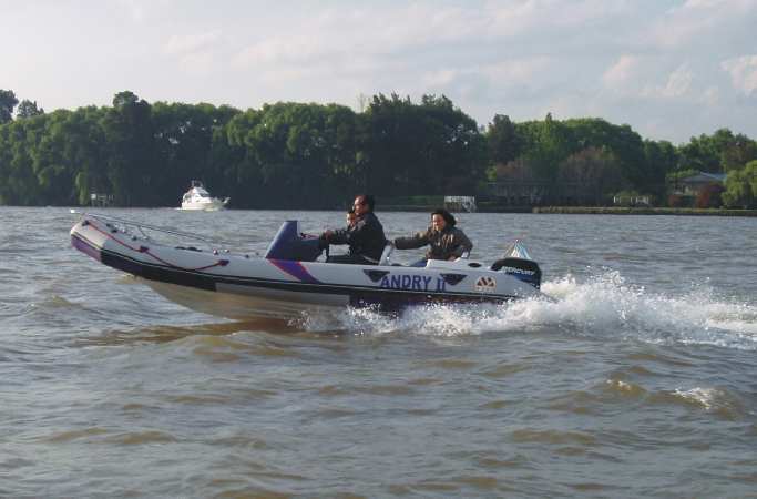 embarcaciones semi rigidas neumaticas inflables gomones moon 560 sport con 40 hp planeo homologado CE astilleros lunamar