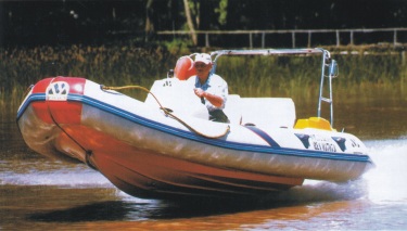 Semirrigida MOON 560 Sport con Motor 40 HP en test de velocidad  planeando