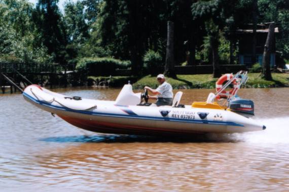 PLANNING. MOON 560 Sport semi rigid inflatable boat with a 40 hp 