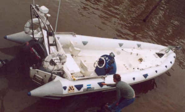 Stainless radar arch and stair, case-seat by the rear for two persons, with upholstery, iron fittings and folding backrest; individual swivels, console with instruments and Anchor base