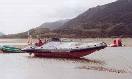 BOTE SEMIRRIGIDO MOON NAV III 890 Tierra del Fuego Seno Almirantazgo Caleta Maria