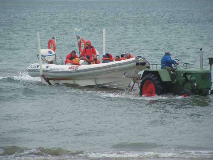 moon 1040 semi rigid inflatable boat transport people load tourism whatch whales dolphins patagonia