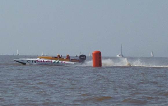 boyas inflables MOON en Carrera de Motonautica Off Shore Rio de la Plata astilleros lunamar