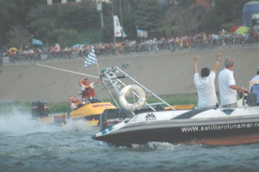 SEGURIDAD EN carrera motonautica offshore clase III 2 litros. Semirrigidos MOON entrega premios podio. campeonato powerboat UIM