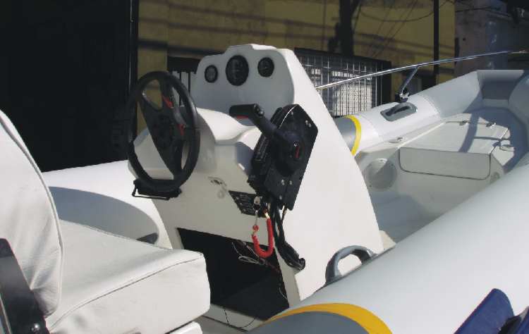 MOON semi rigid hull inflatable boats ribs 560 Sport Futura Console